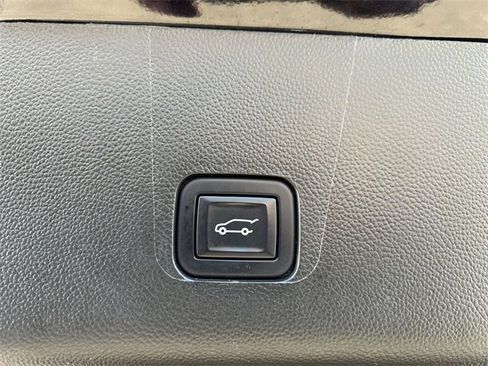 Used 2022 Chevrolet Traverse RS image 9