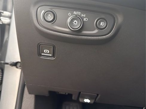 Used 2024 GMC Terrain SLT image 13