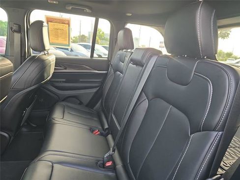 Used 2025 Jeep Grand Cherokee Limited w/ Black Appearance Package AWD/4WD image 10