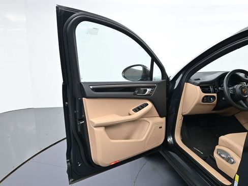 Used 2026 Porsche Macan image 16