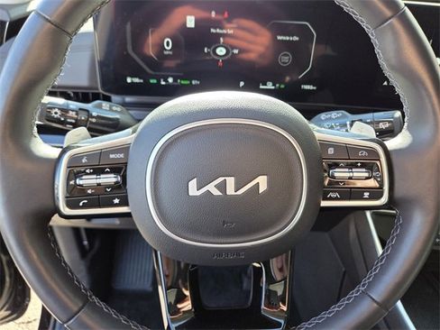 Used 2025 Kia Carnival SX Prestige image 18