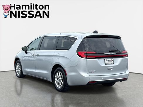 Used 2024 Chrysler Pacifica Touring-L FWD image 4