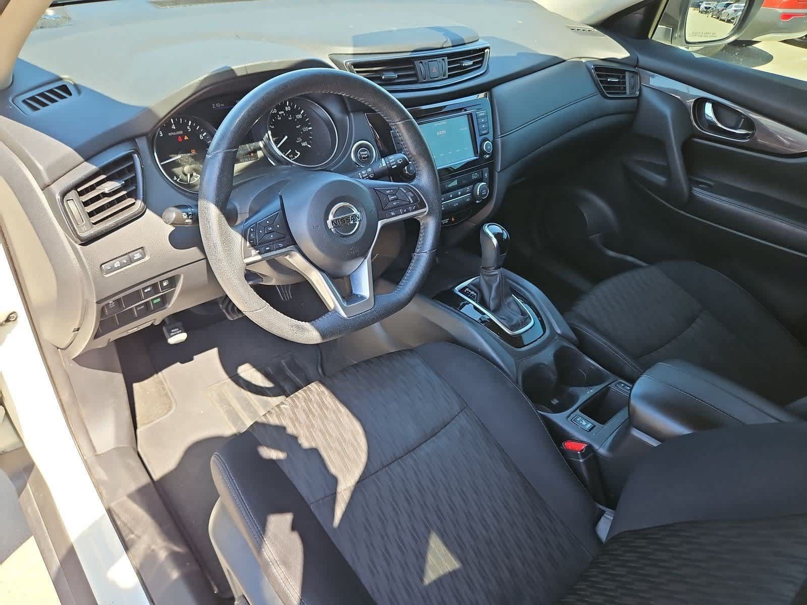 Used 2018 Nissan Rogue SV FWD image 2