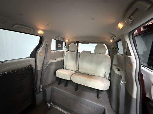 Used 2012 Toyota Sienna LE FWD image 23