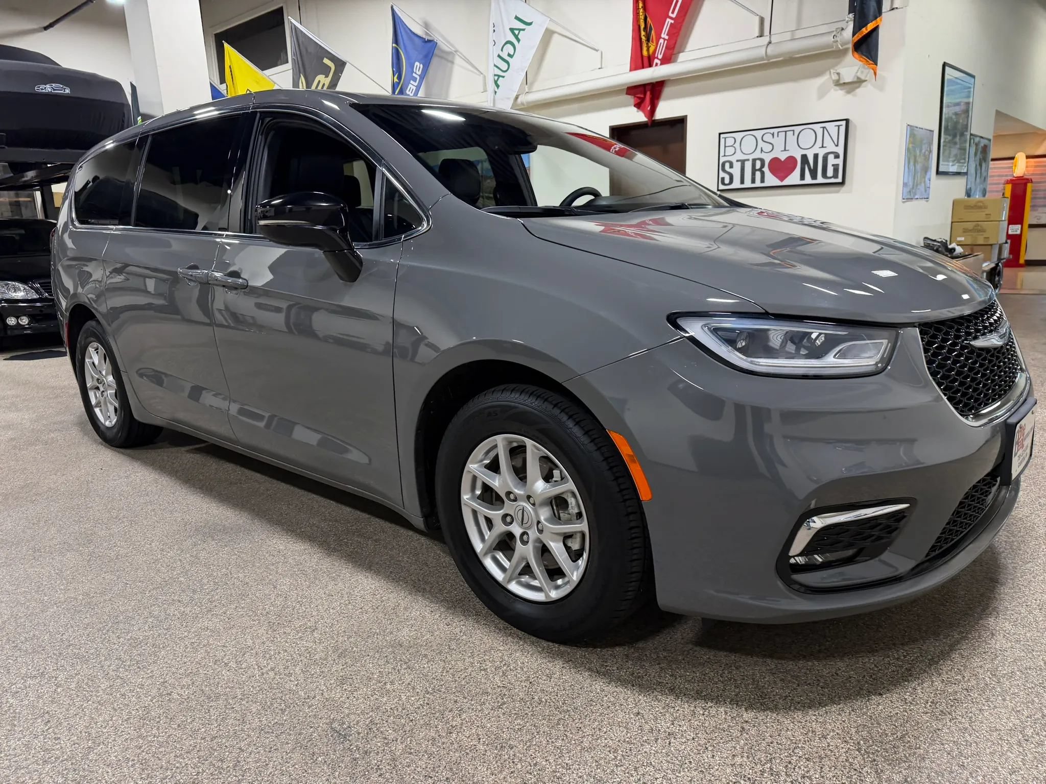 Used 2025 Chrysler Pacifica Select FWD image 14