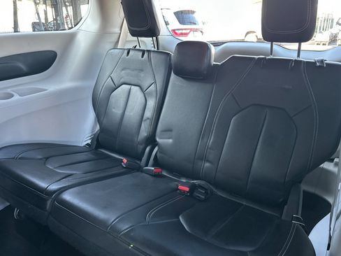 Used 2022 Chrysler Pacifica Touring-L image 15