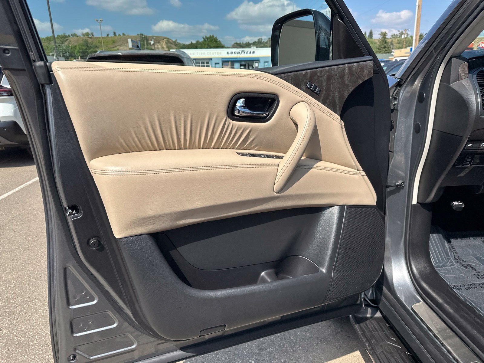 Used 2024 Nissan Armada Platinum w/ Cargo Package AWD/4WD image 16