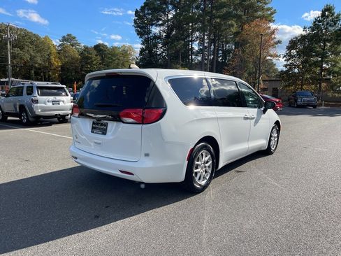 Used 2023 Chrysler Voyager LX image 5