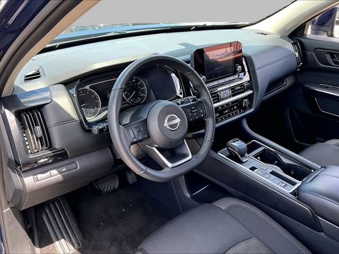 Used 2025 Nissan Pathfinder SV FWD image 17