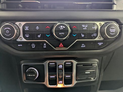 Used 2024 Jeep Wrangler Unlimited Sahara image 17