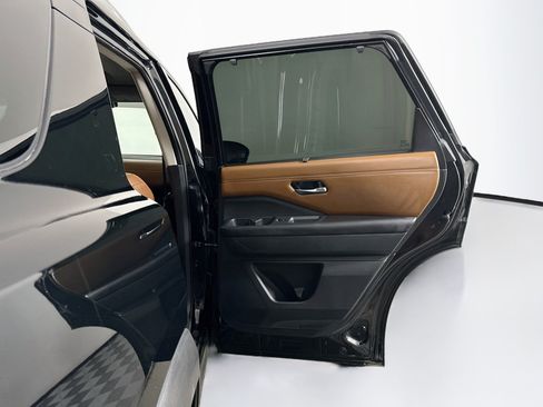 Used 2023 Nissan Pathfinder Platinum w/ Black Appearance Package AWD/4WD image 33