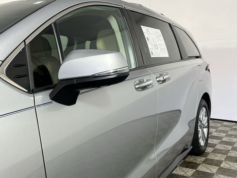 Used 2021 Toyota Sienna Platinum image 13