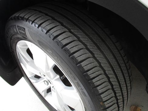 Used 2022 Volvo XC40 T5 Momentum image 33