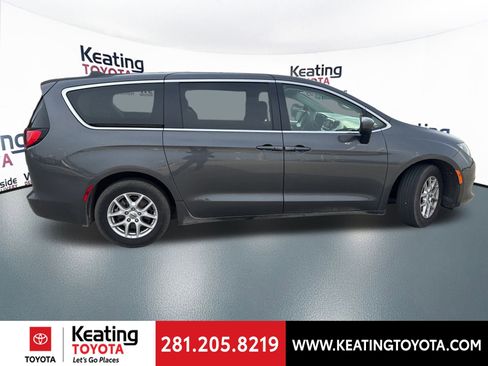 Used 2022 Chrysler Voyager LX image 8