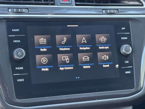 Used 2024 Volkswagen Tiguan SE w/ Panoramic Sunroof Package image 14