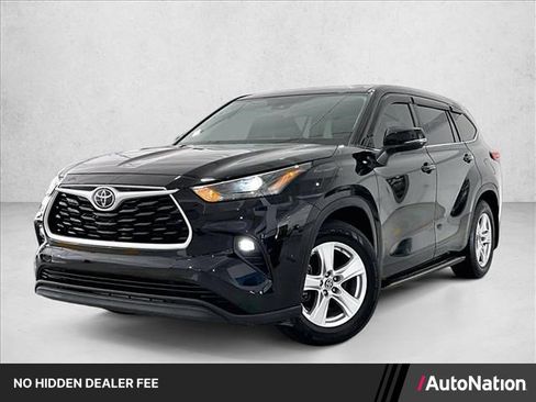 Used 2022 Toyota Highlander LE FWD image 1