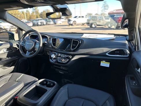 New 2026 Chrysler Pacifica Select image 16