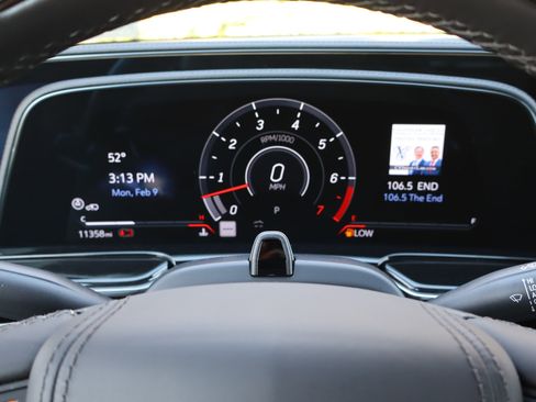 Used 2024 Cadillac Escalade V w/ LPO, ONYX Package image 24