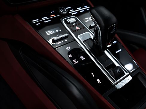 Certified 2022 Porsche Cayenne Platinum Edition image 15