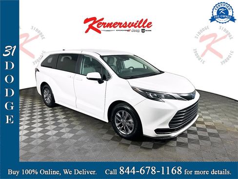 Used 2024 Toyota Sienna LE image 1