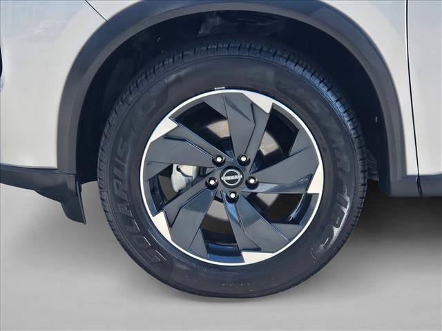 Used 2024 Nissan Rogue SV AWD/4WD image 23