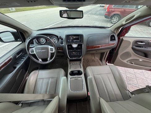 Used 2014 Chrysler Town & Country Touring-L w/ Driver Convenience Group FWD image 13
