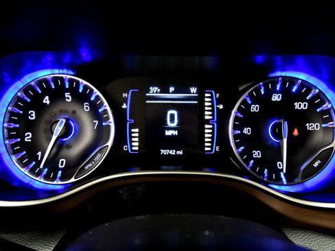 Used 2023 Chrysler Voyager LX image 23