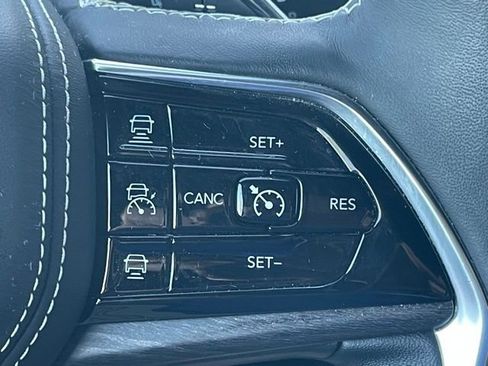 Used 2022 Jeep Grand Cherokee Overland w/ Luxury Tech Group IV AWD/4WD image 10