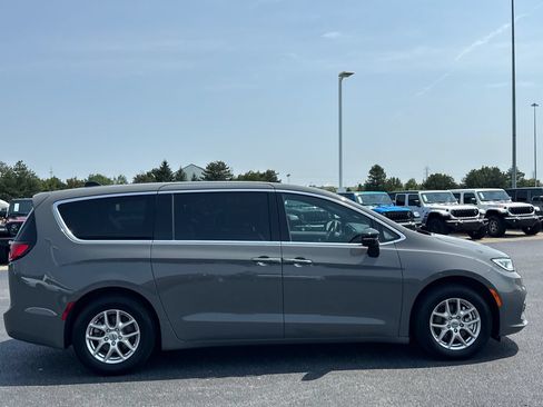 Used 2025 Chrysler Pacifica Select FWD image 2