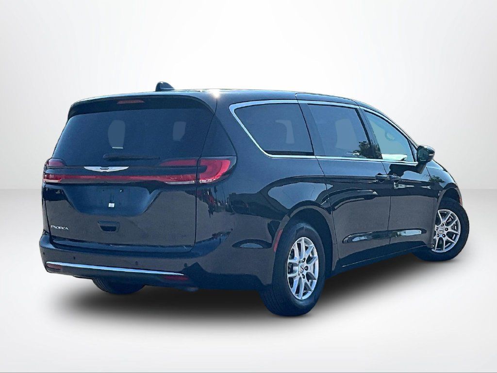Used 2024 Chrysler Pacifica Touring-L FWD image 3
