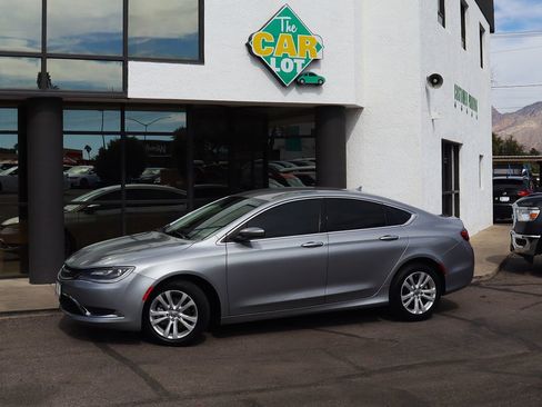 Used 2017 Chrysler 200 Limited Platinum image 4