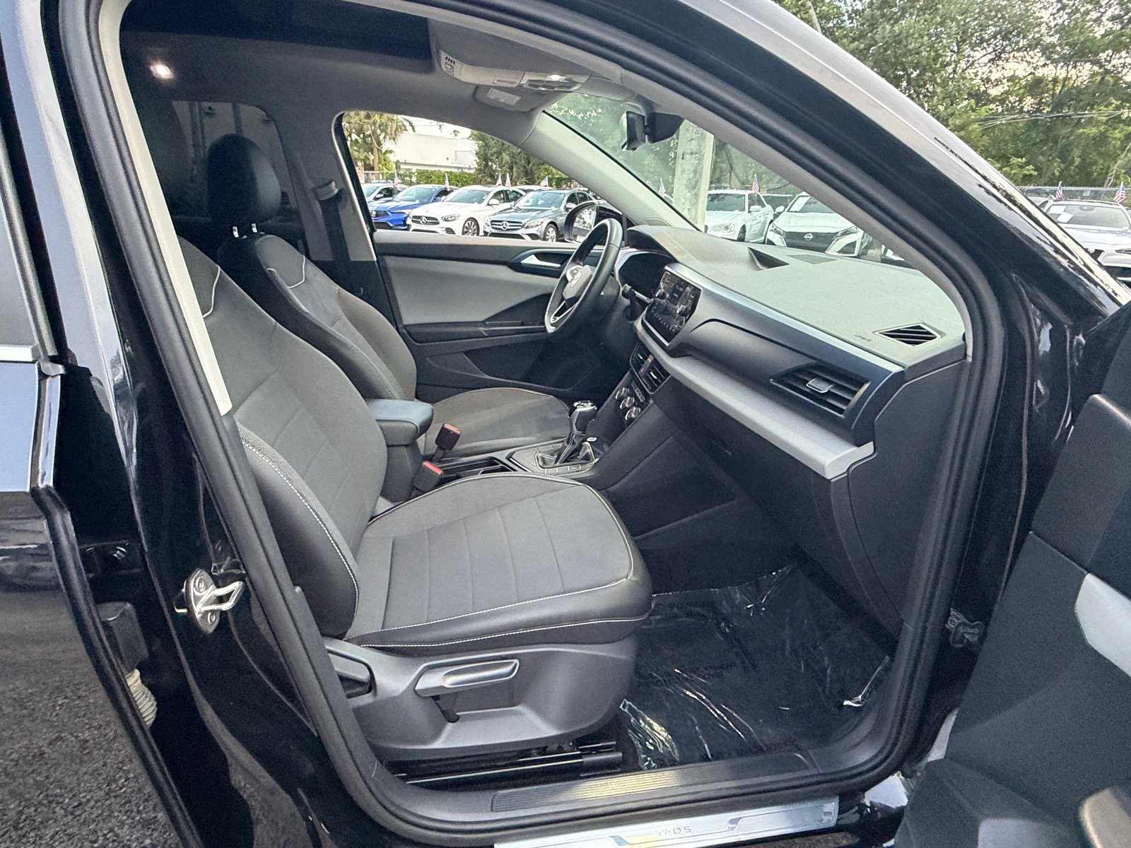 Used 2023 Volkswagen Taos SE w/ Panoramic Sunroof Package FWD image 17