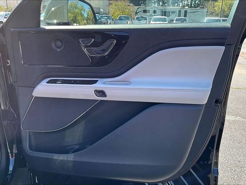 Used 2025 Lincoln Aviator Reserve w/ Illumination Package image 24