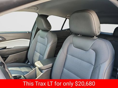 Used 2025 Chevrolet Trax LT FWD image 23
