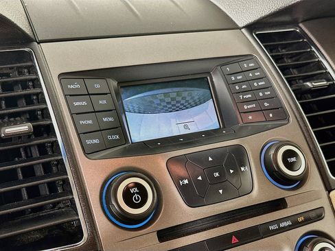 Used 2015 Ford Taurus SE FWD image 18