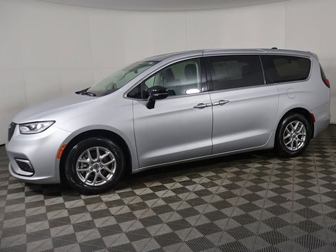 Used 2024 Chrysler Pacifica Touring-L image 19