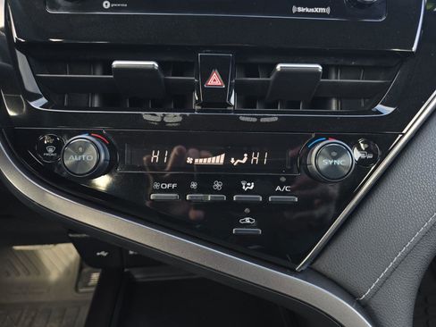 Used 2022 Toyota Camry SE image 19