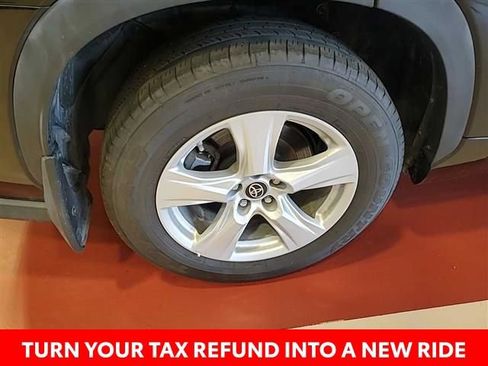 Used 2024 Toyota Highlander LE image 18