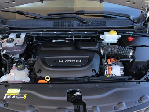 Used 2017 Chrysler Pacifica Premium image 42