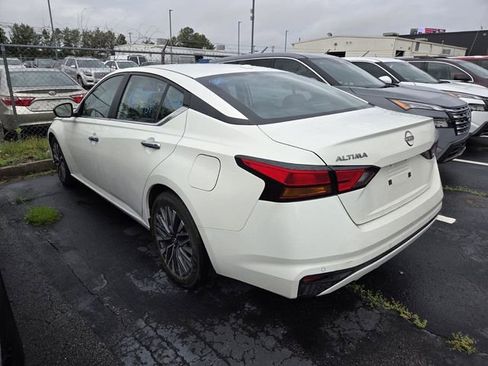 Used 2025 Nissan Altima 2.5 SV FWD image 6