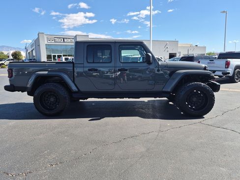 Used 2020 Jeep Gladiator Overland AWD/4WD image 2