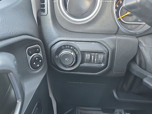 Used 2018 Jeep Wrangler Unlimited Sahara image 52