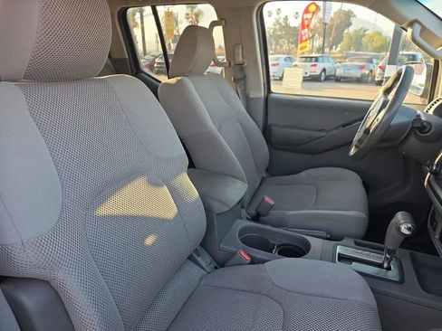 Used 2013 Nissan Frontier SV image 27