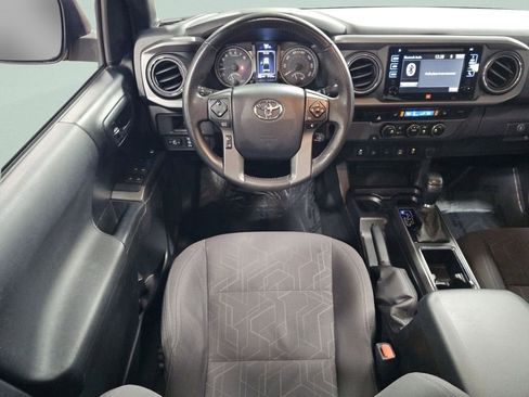 Used 2017 Toyota Tacoma TRD Sport image 4