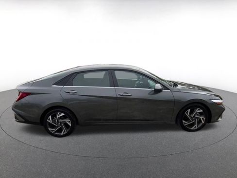 Used 2025 Hyundai Elantra SEL image 16
