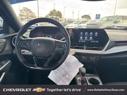 Used 2025 Chevrolet Trax RS w/ Sunroof Package image 16