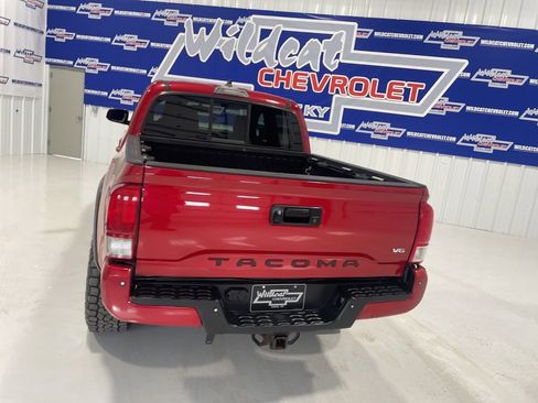 Used 2016 Toyota Tacoma TRD Off-Road image 3