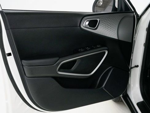 Used 2023 Kia Soul LX image 7