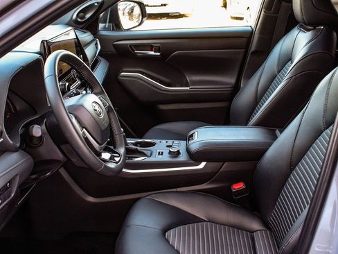 Used 2025 Toyota Highlander XSE image 30