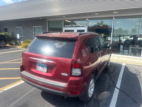 Used 2017 Jeep Compass Latitude FWD image 3